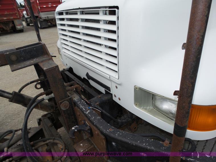 image for item K8439 2001 International 4700 dump truck