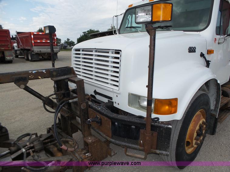 image for item K8439 2001 International 4700 dump truck