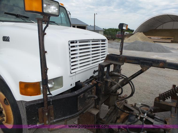 image for item K8439 2001 International 4700 dump truck