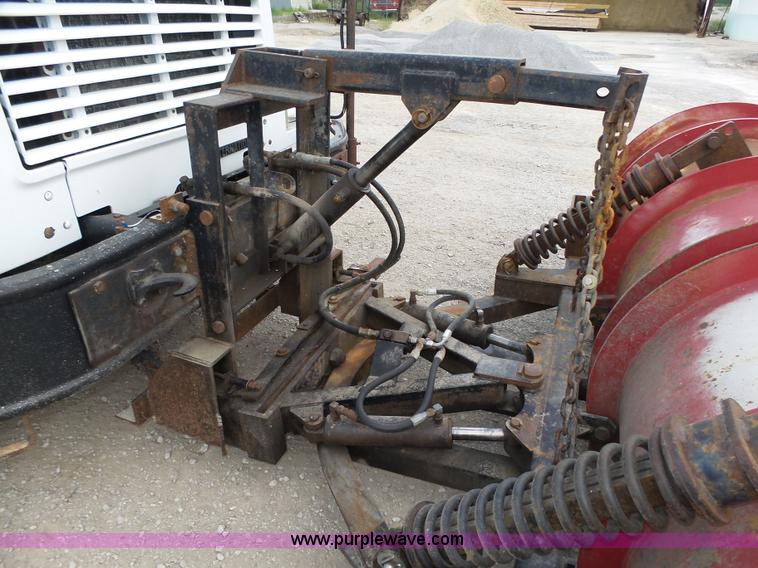 image for item K8439 2001 International 4700 dump truck