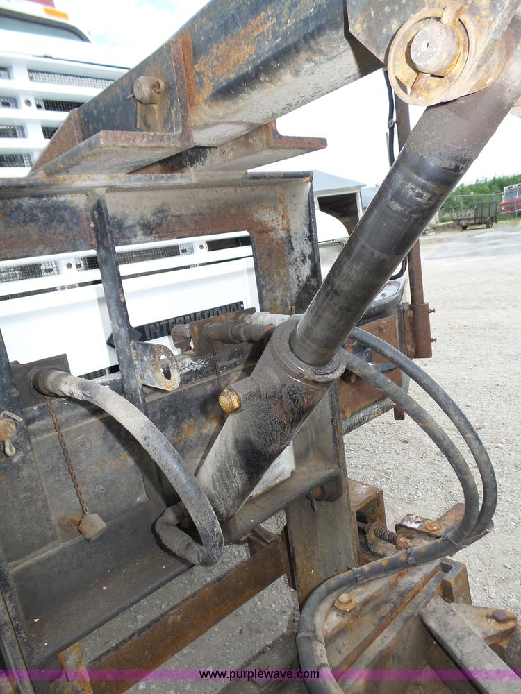 image for item K8439 2001 International 4700 dump truck