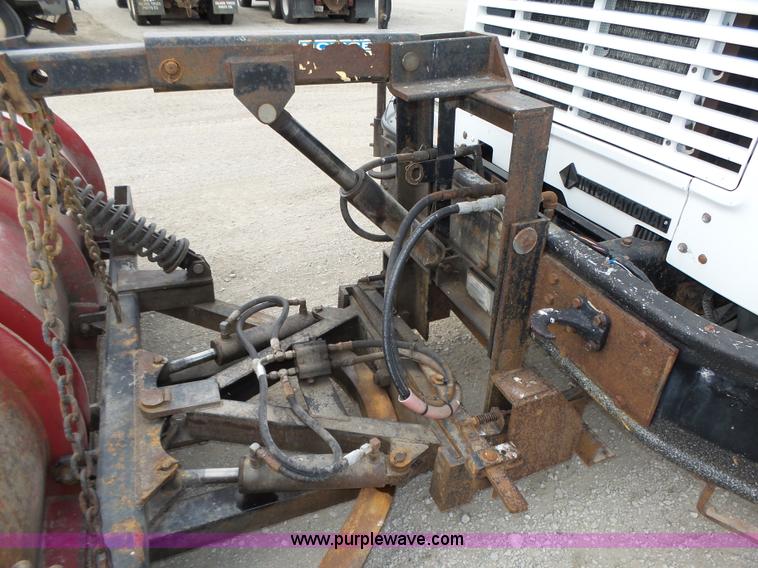 image for item K8439 2001 International 4700 dump truck