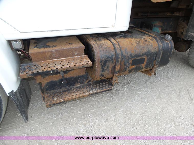 image for item K8439 2001 International 4700 dump truck