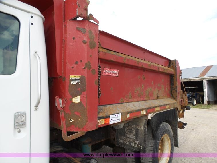 image for item K8439 2001 International 4700 dump truck