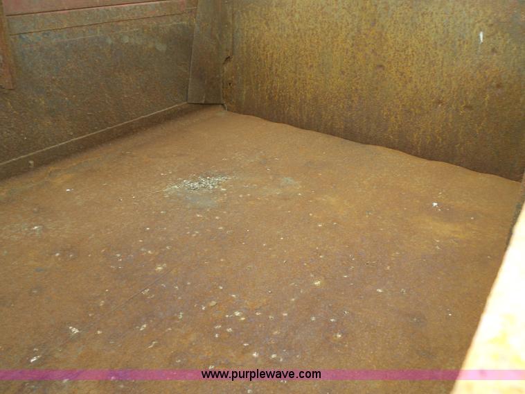 image for item K8439 2001 International 4700 dump truck