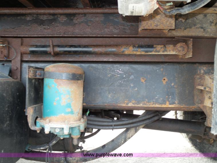 image for item K8439 2001 International 4700 dump truck