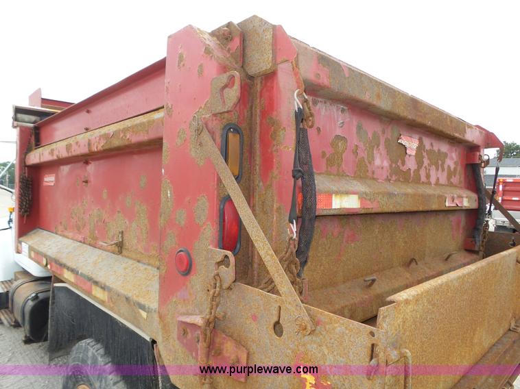 image for item K8439 2001 International 4700 dump truck