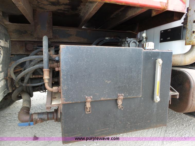 image for item K8439 2001 International 4700 dump truck