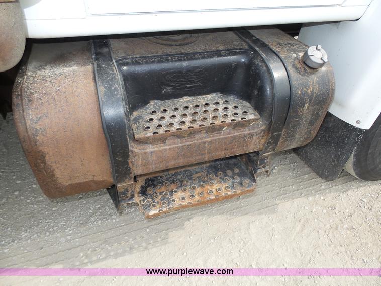 image for item K8439 2001 International 4700 dump truck