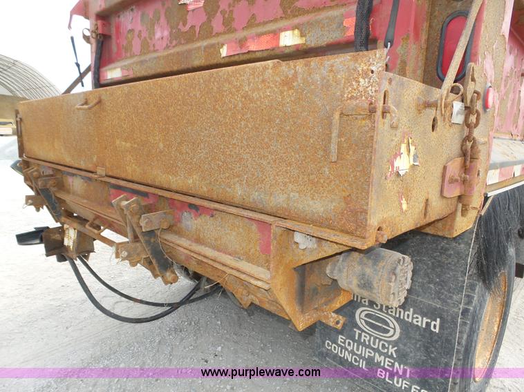 image for item K8439 2001 International 4700 dump truck