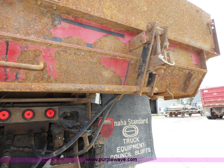 image for item K8439 2001 International 4700 dump truck