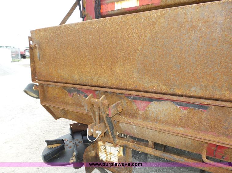 image for item K8439 2001 International 4700 dump truck