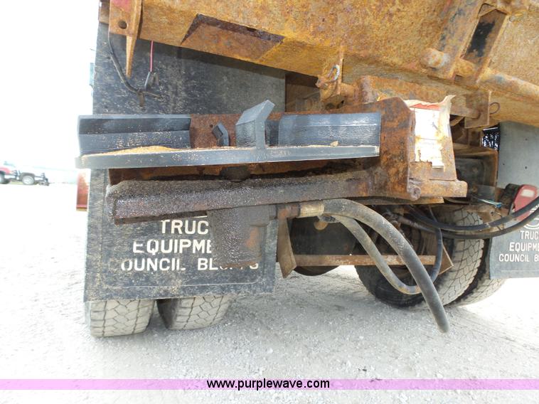 image for item K8439 2001 International 4700 dump truck