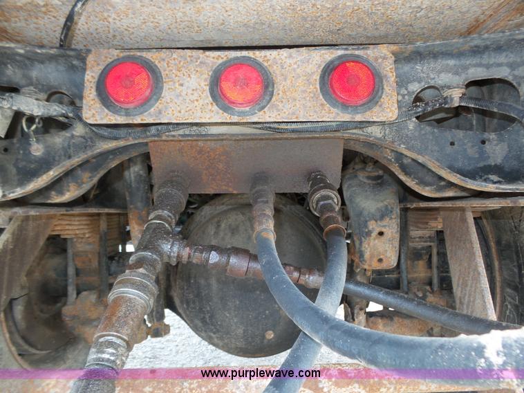 image for item K8439 2001 International 4700 dump truck