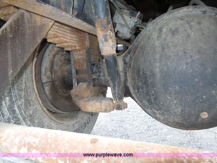 image for item K8439 2001 International 4700 dump truck