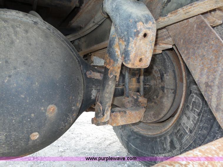 image for item K8439 2001 International 4700 dump truck