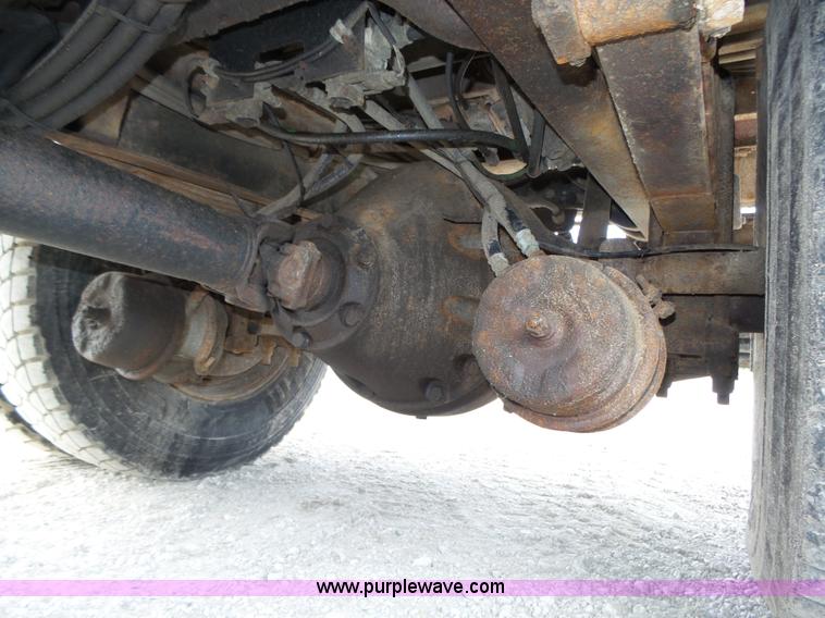 image for item K8439 2001 International 4700 dump truck