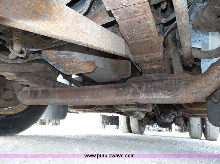 image for item K8439 2001 International 4700 dump truck