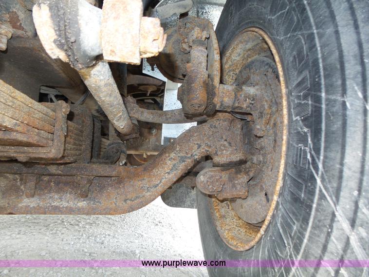 image for item K8439 2001 International 4700 dump truck