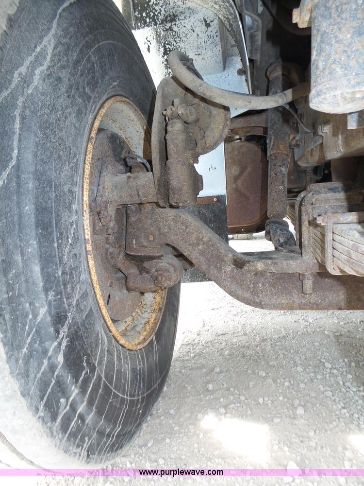 image for item K8439 2001 International 4700 dump truck