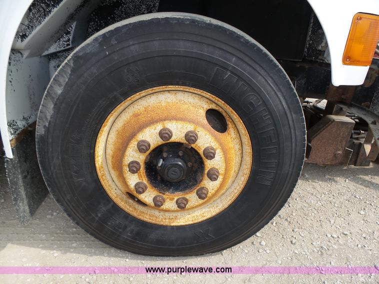 image for item K8439 2001 International 4700 dump truck