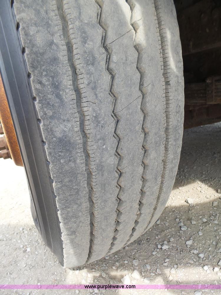 image for item K8439 2001 International 4700 dump truck