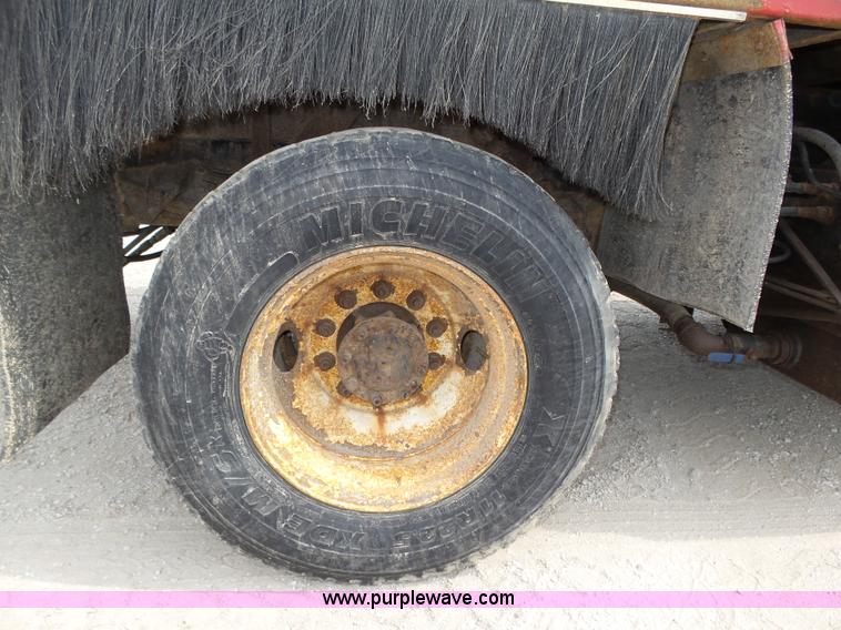 image for item K8439 2001 International 4700 dump truck
