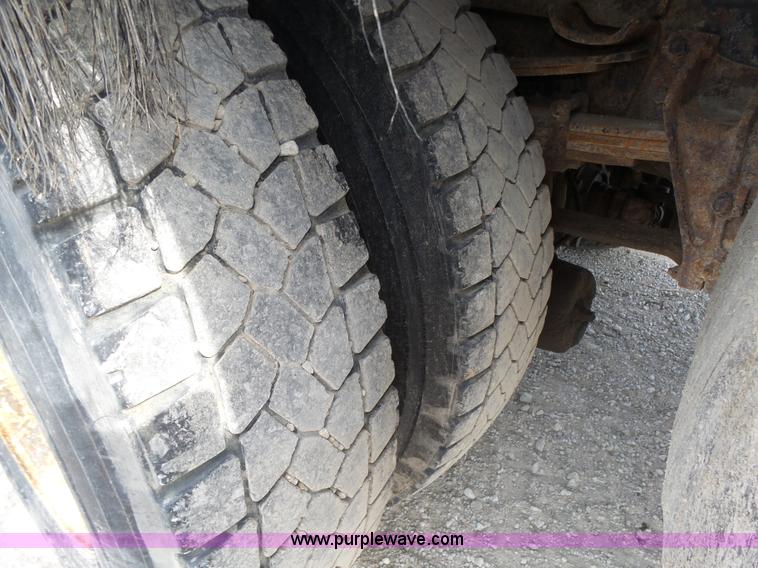 image for item K8439 2001 International 4700 dump truck