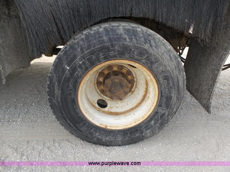 image for item K8439 2001 International 4700 dump truck