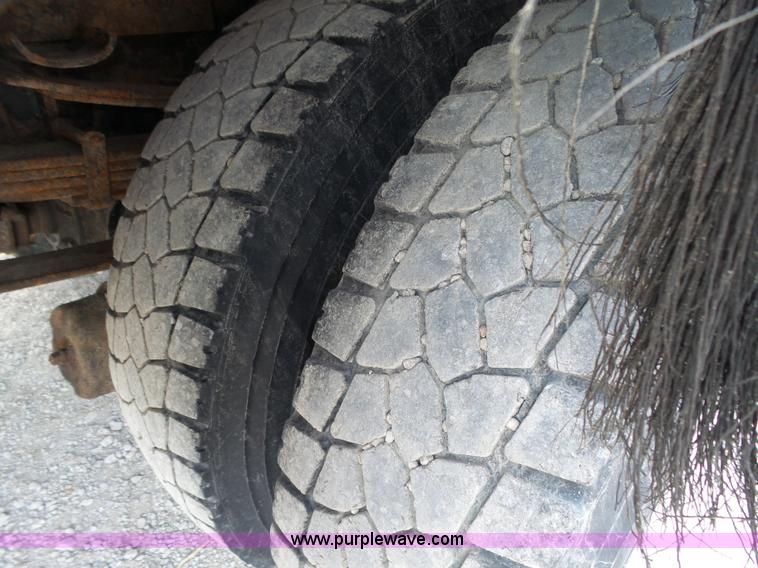 image for item K8439 2001 International 4700 dump truck