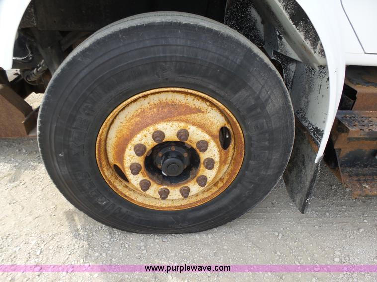 image for item K8439 2001 International 4700 dump truck