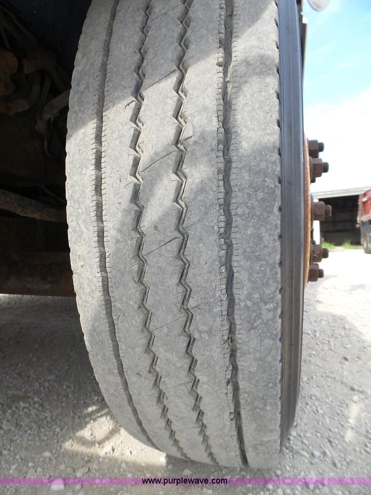 image for item K8439 2001 International 4700 dump truck