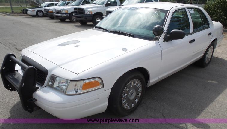 image for item L4990 2005 Ford Crown Victoria Police Interceptor