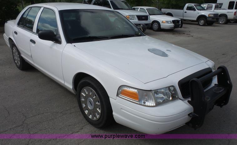 image for item L4990 2005 Ford Crown Victoria Police Interceptor