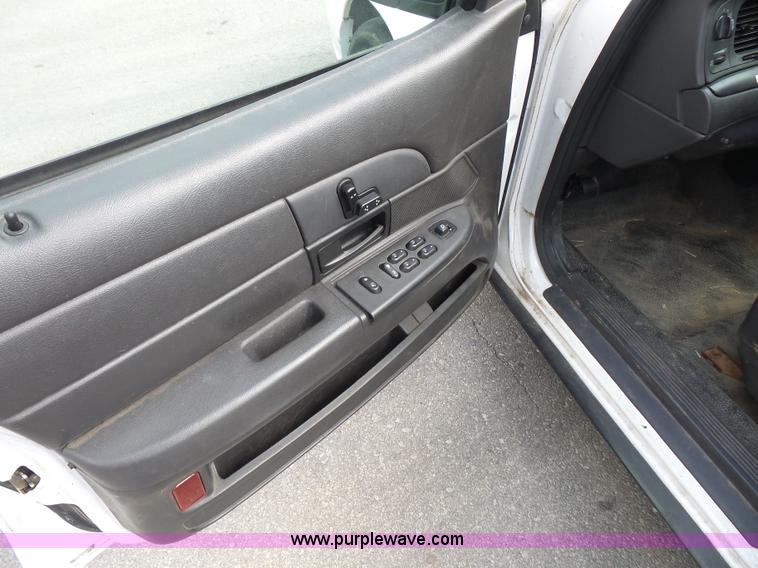 image for item L4990 2005 Ford Crown Victoria Police Interceptor