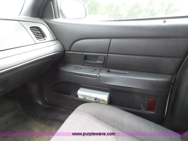image for item L4990 2005 Ford Crown Victoria Police Interceptor