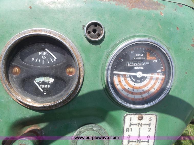 image for item CC9503 1964 Oliver 550 tractor