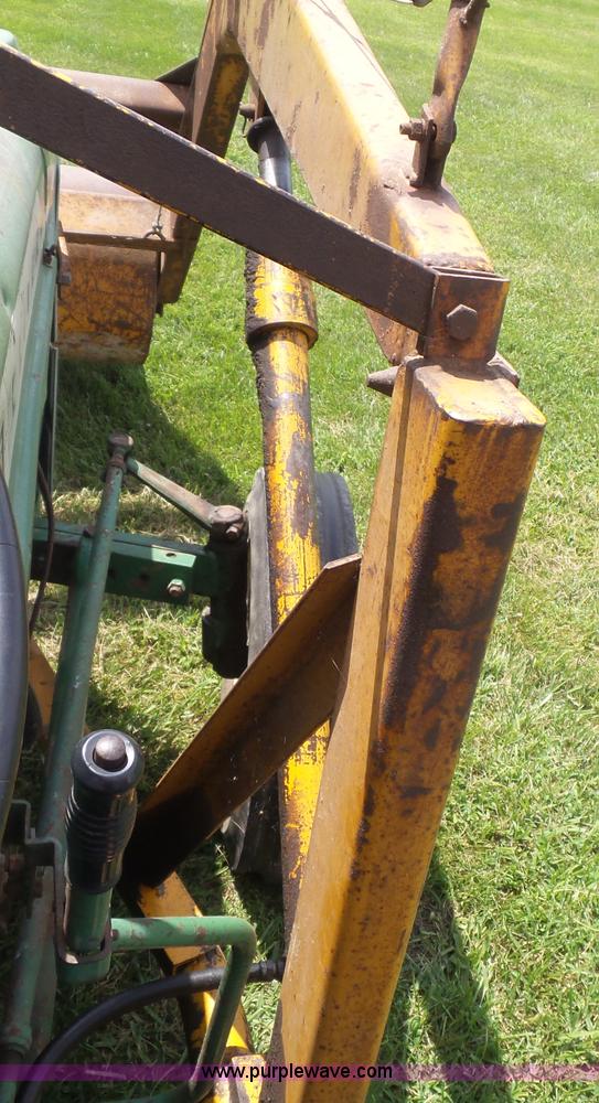 image for item CC9503 1964 Oliver 550 tractor