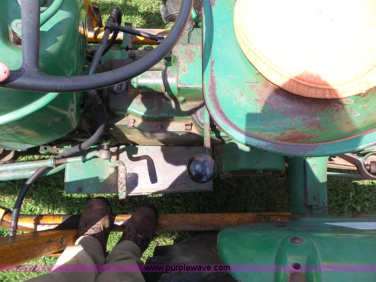 image for item CC9503 1964 Oliver 550 tractor