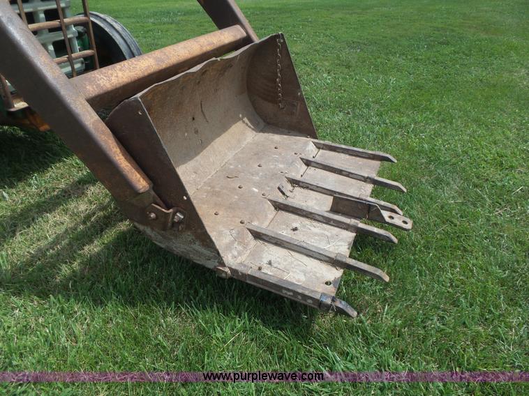 image for item CC9503 1964 Oliver 550 tractor