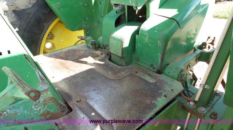 image for item DA8766 John Deere 3020 tractor
