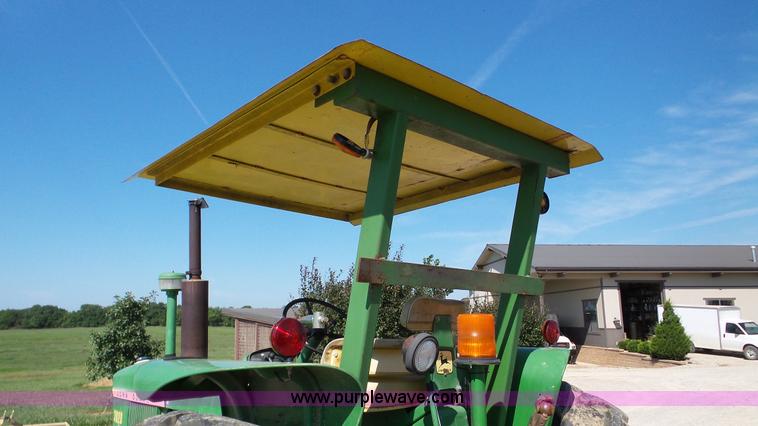 image for item DA8766 John Deere 3020 tractor