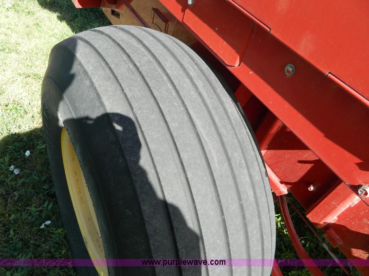 image for item J5118 2005 New Holland 580 small square baler