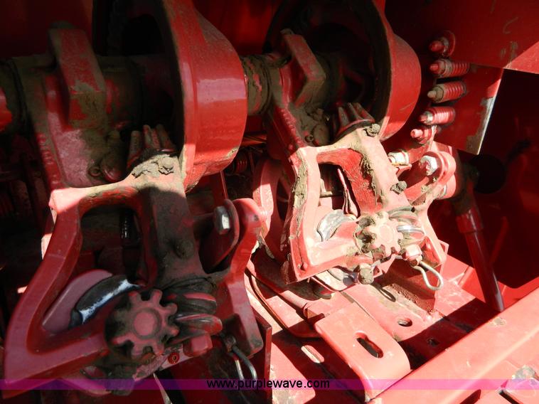 image for item J5118 2005 New Holland 580 small square baler