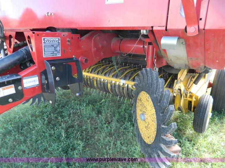 image for item J5119 2006 New Holland BR780A round baler