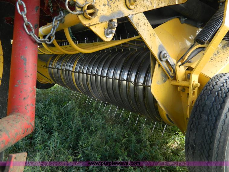 image for item J5119 2006 New Holland BR780A round baler