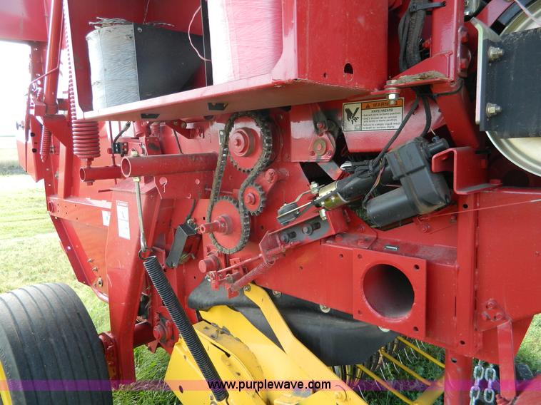 image for item J5119 2006 New Holland BR780A round baler