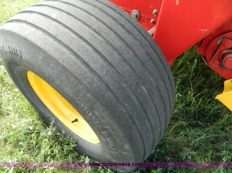 image for item J5119 2006 New Holland BR780A round baler