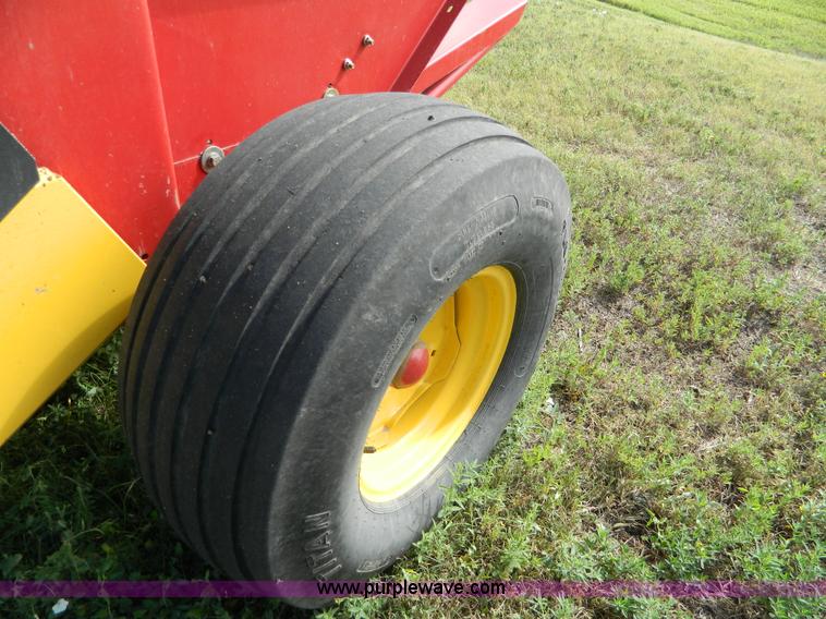 image for item J5119 2006 New Holland BR780A round baler