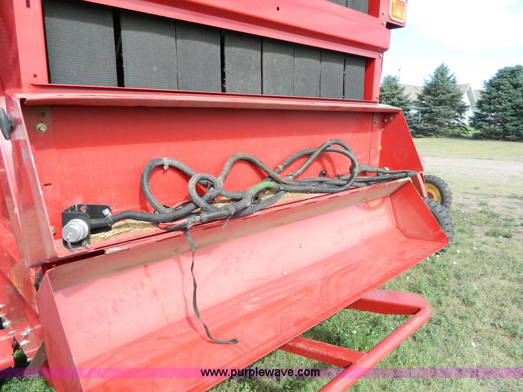 image for item J5119 2006 New Holland BR780A round baler